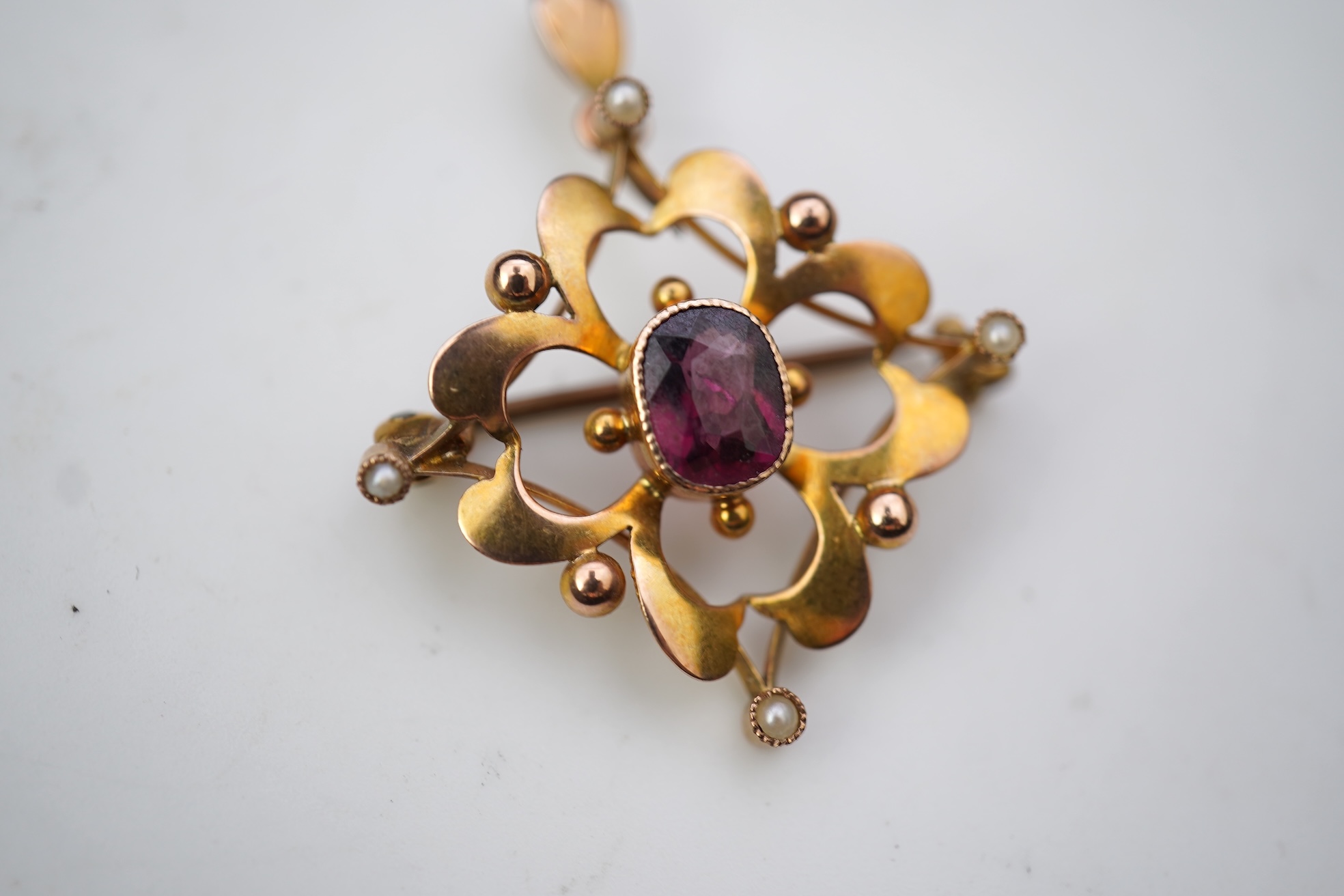 An Edwardian gold and garnet brooch/pendant, early 20th century